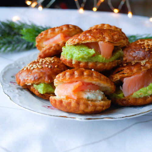 Bouchées feuilletées saumon avocat, décor festif