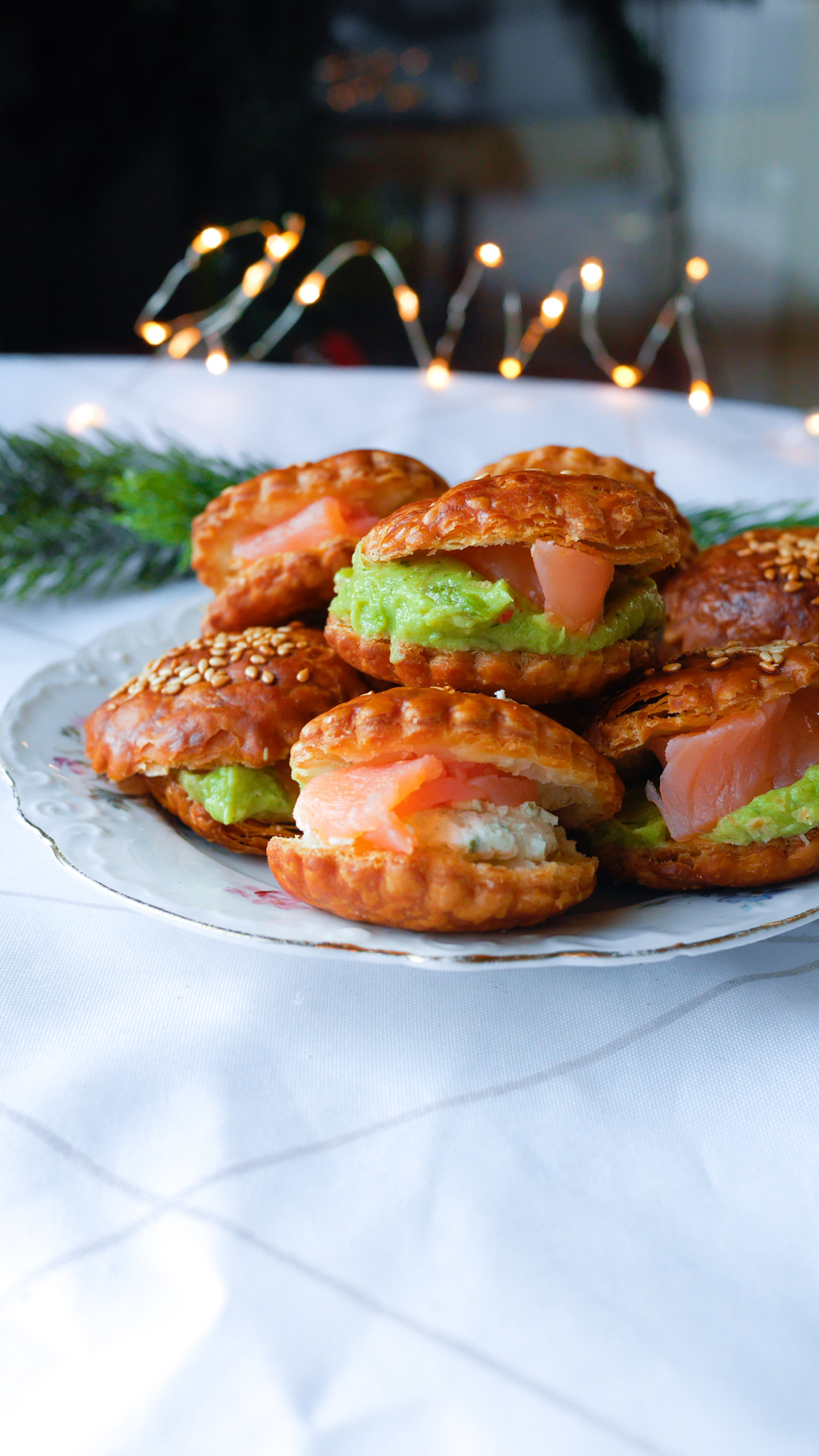 Bouchées feuilletées saumon avocat, décor festif