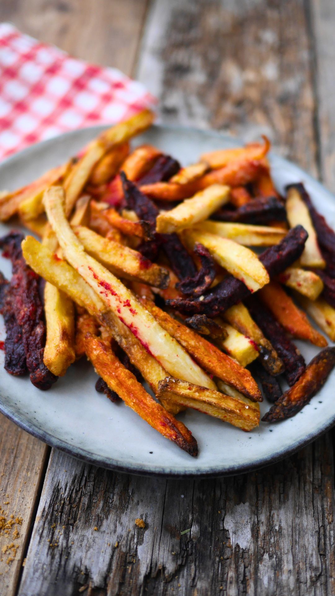 Frites de légumes racines : betterave, carotte, panais.