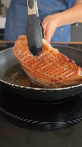 Magret de canard cuisant à la poêle
