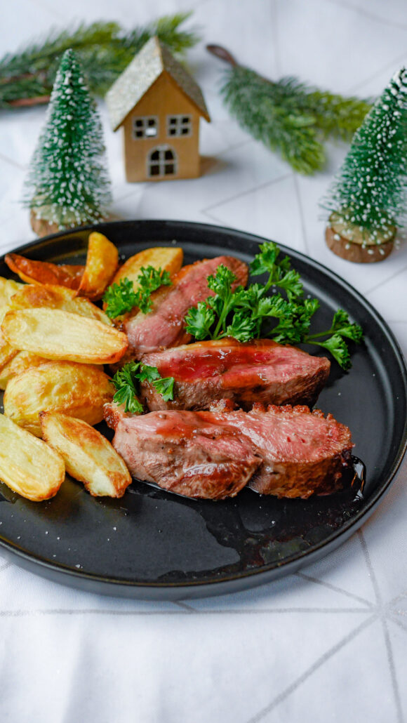 magret de canard tranché, servi avec la sauce miel et vinaigre de framboise et des potatoes
