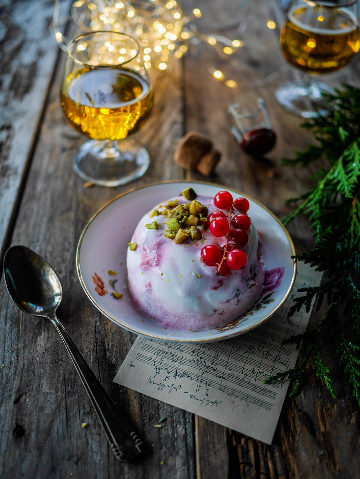 Dessert festif avec groseilles, pistaches et bière artisanale.