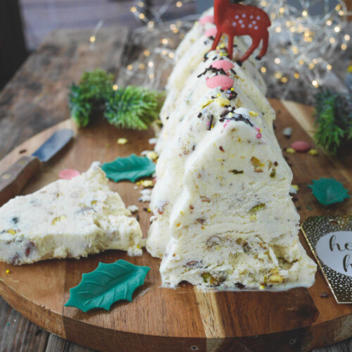 Gâteau glacé de Noël avec décorations festives