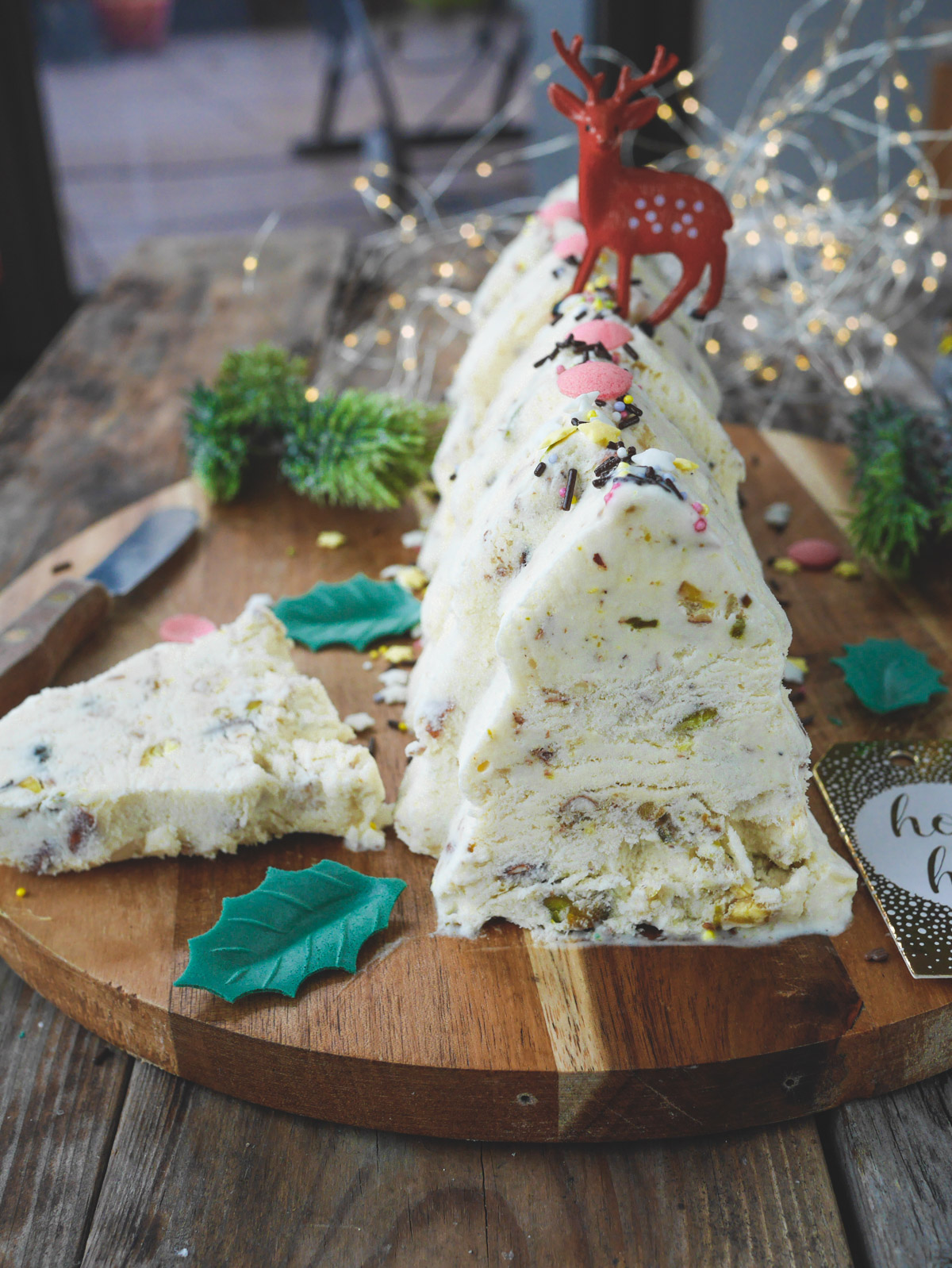 Gâteau glacé de Noël avec décorations festives
