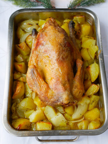 Poulet rôti aux pommes de terre, plat festif.