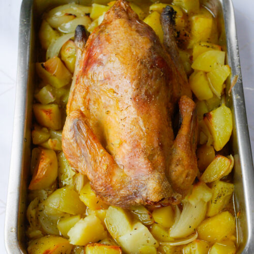 Poulet rôti aux pommes de terre, plat festif.