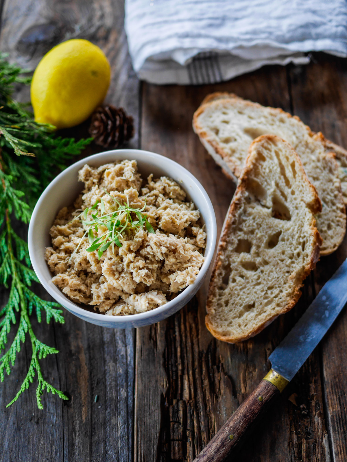 Pâté végétal, pain, citron et décor de Noël