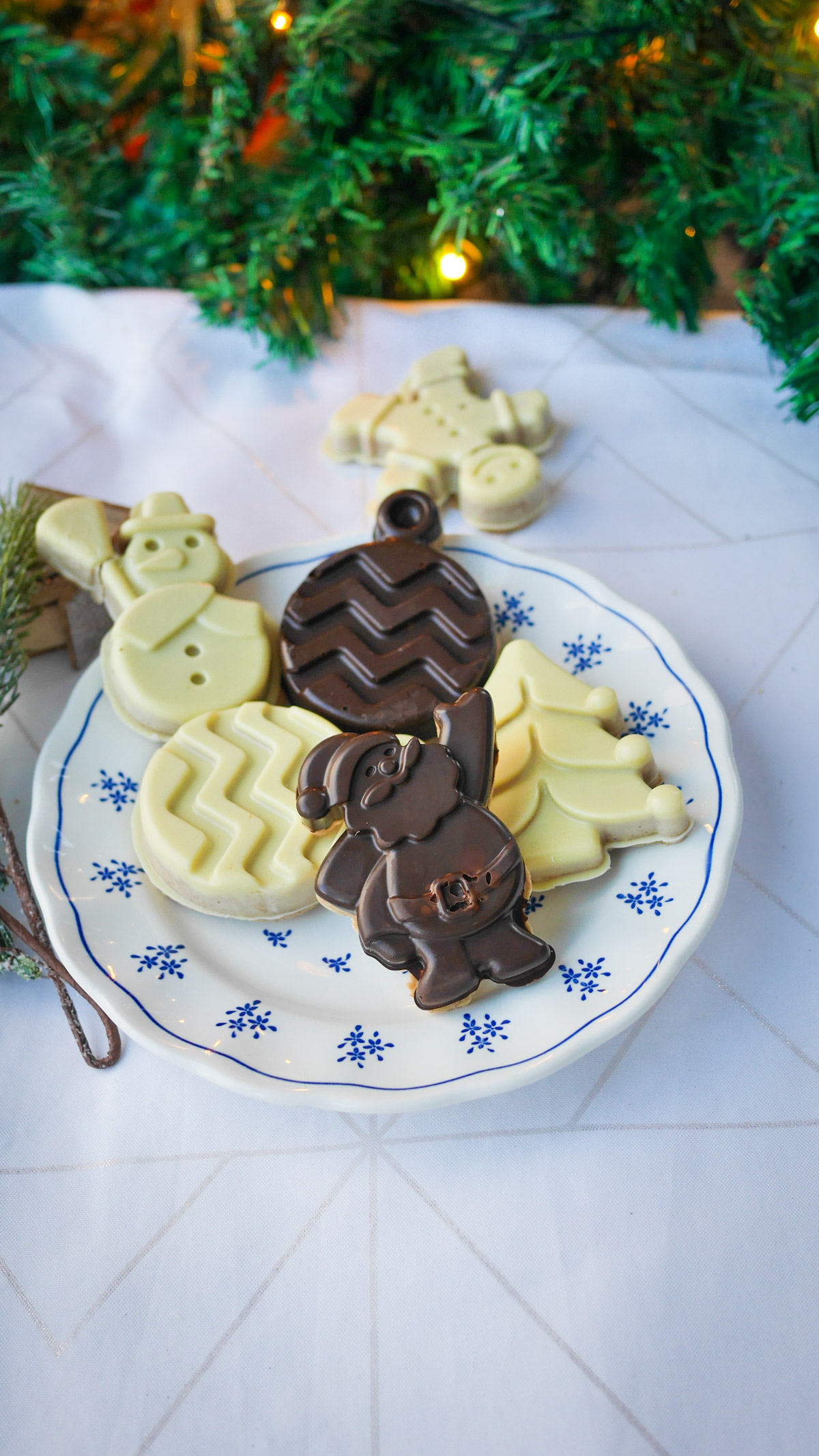 Assortiment de chocolats de Noël sur une assiette festive.