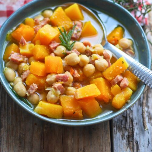 Soupe de potimarron, pois chiches et lardons.