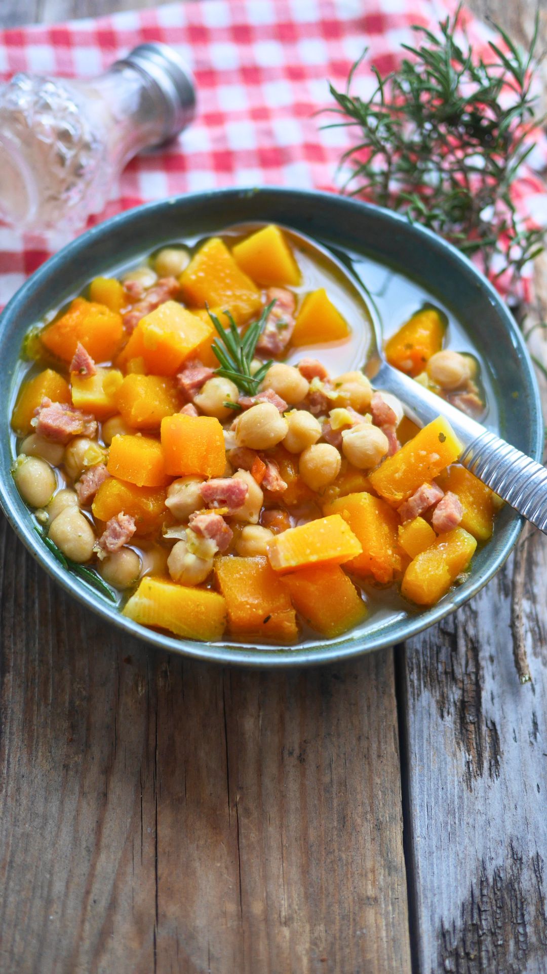 Soupe de potimarron, pois chiches et lardons.