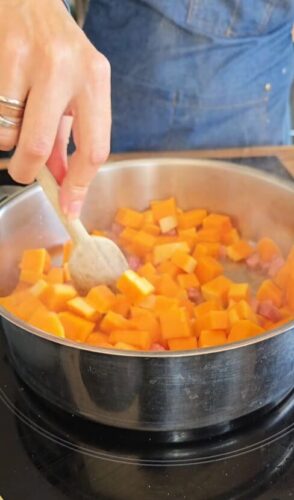 Cubes de potimarron et lardons cuisent à la poêle.
