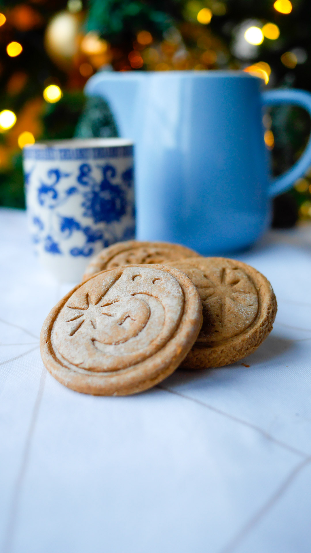 Biscuits de Noël, théière bleue et tasse décorée.