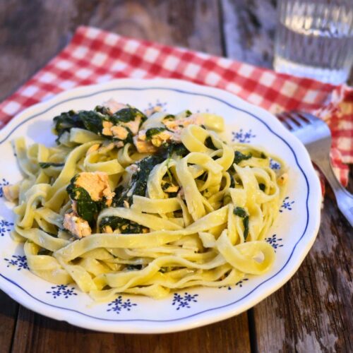 Pâtes tagliatelles au saumon et épinards.