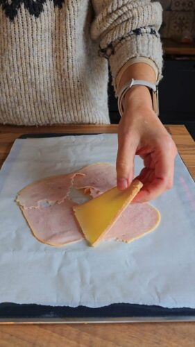 Préparation de sandwich : jambon et fromage.