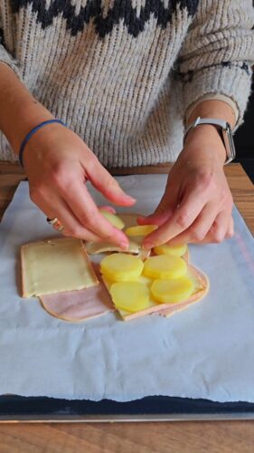 Préparation d'une tartine avec fromage, jambon et pommes de terre