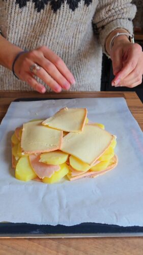 Préparation tartiflette : pommes de terre, lardons, reblochon.