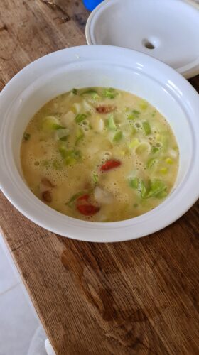 Soupe maison aux légumes dans un bol blanc.