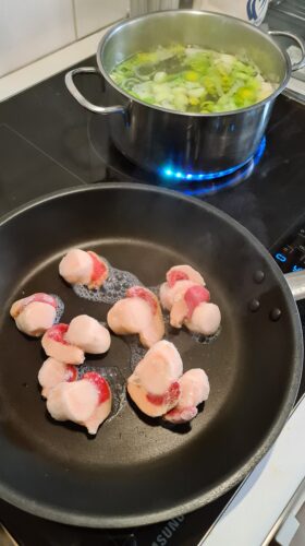 Saint-Jacques poêlées et poireaux en cuisson.