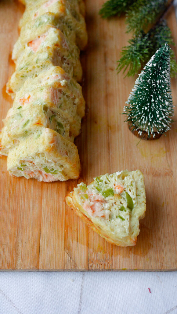 terrine saumon crevettes cuite dans un moule en forme de sapin