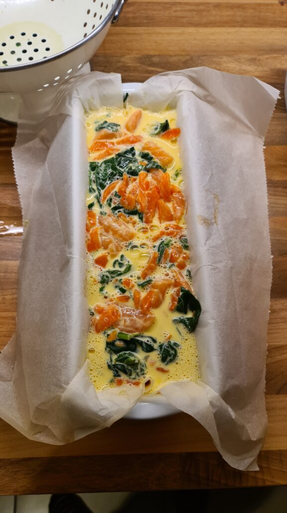 Terrine aux oeufs, saumon frais et fumé et épinard avant cuisson