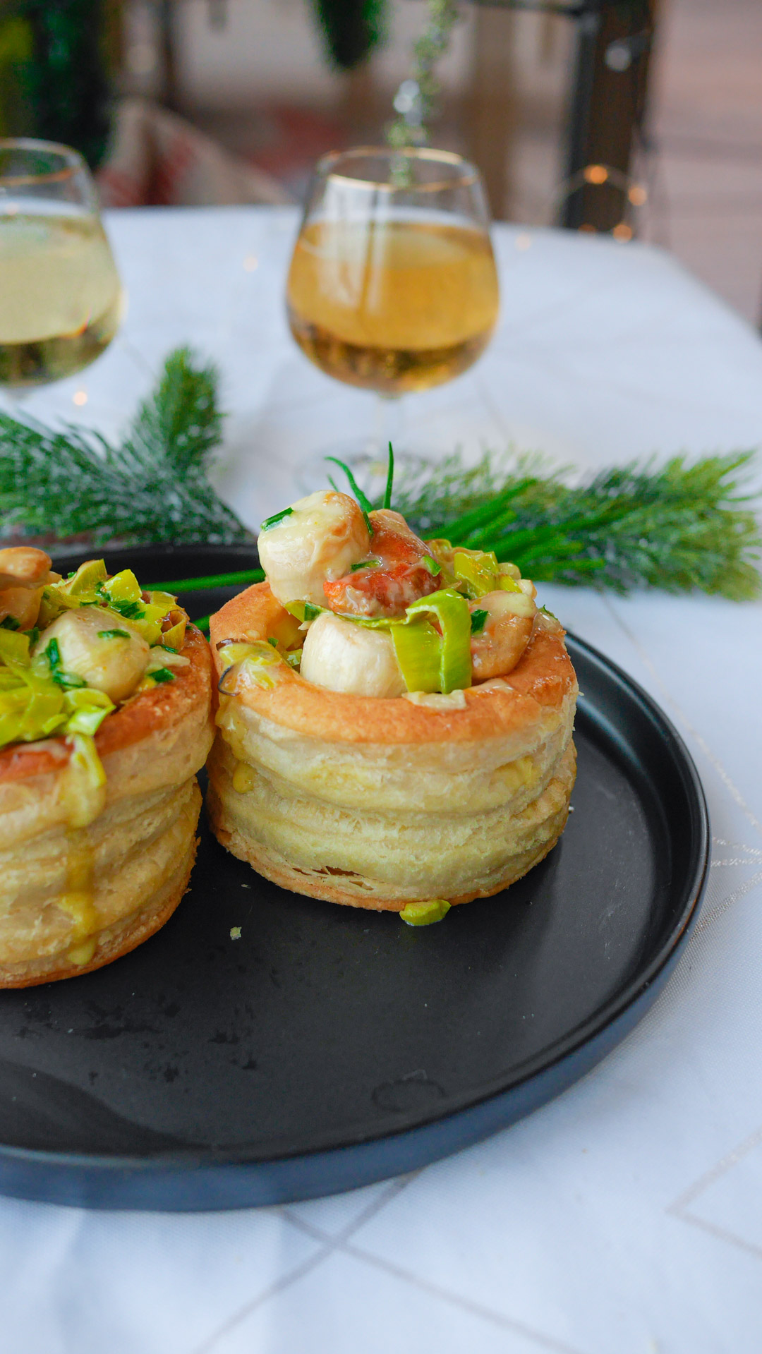 Bouchées à la reine, vin blanc, décor festif