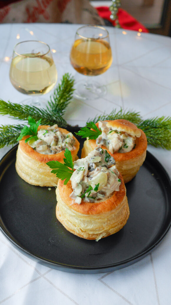 vol au vent poulet champignons sur une table de fêtes avec des verres apéro