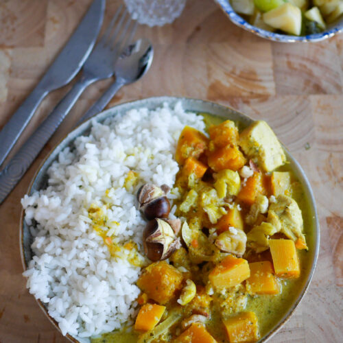 Plat de riz, curry de légumes et salade fruits