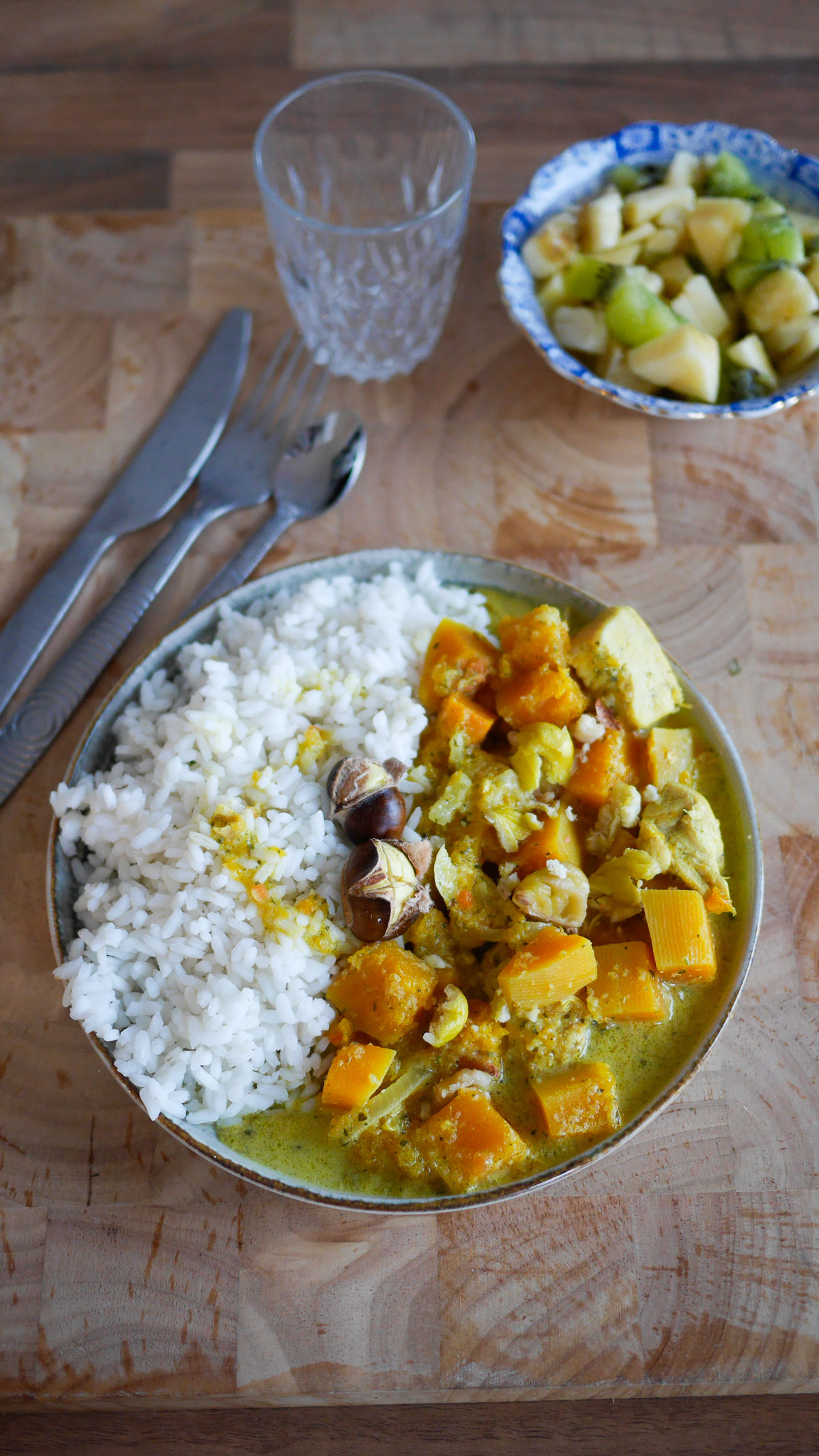 Plat de riz, curry de légumes et salade fruits