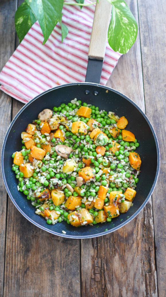 Poêle avec du riz, des petits pois de la courge et des champignons