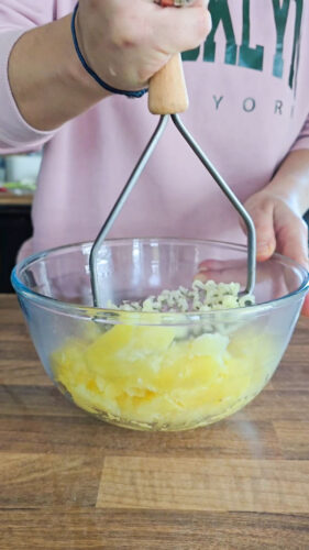 Purée de pommes de terre en préparation.