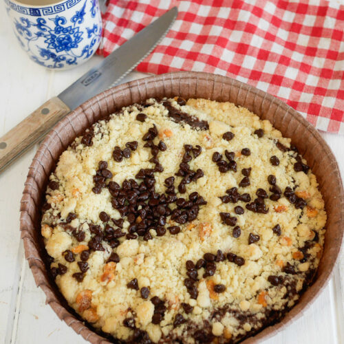 Gâteau aux pépites de chocolat, tasses et torchon