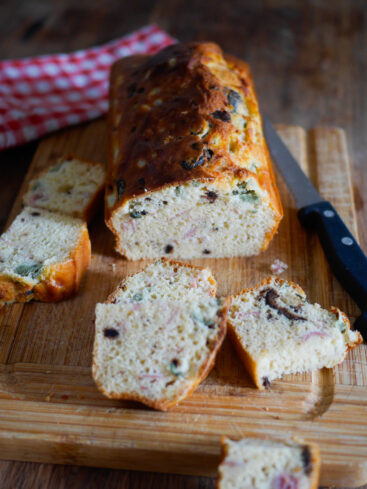 Cake aux olives et jambon sur planche à découper.
