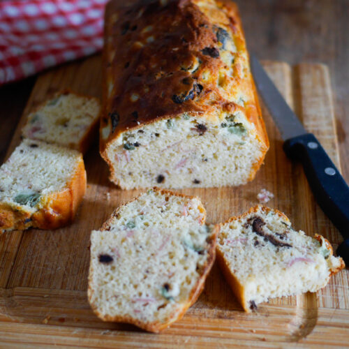 Cake aux olives et jambon sur planche à découper.
