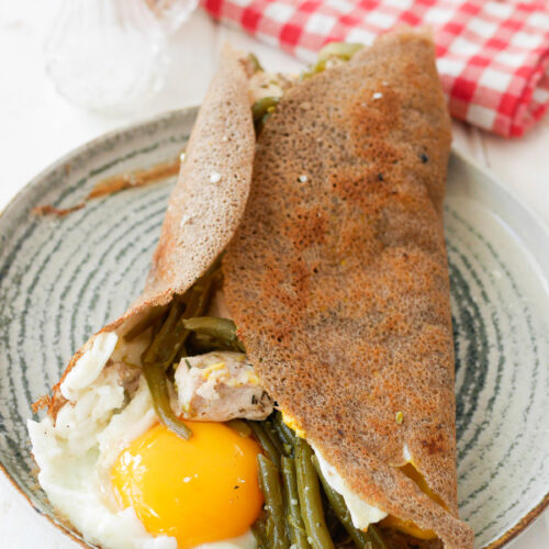 Galette bretonne complète (œuf, jambon, haricots verts).