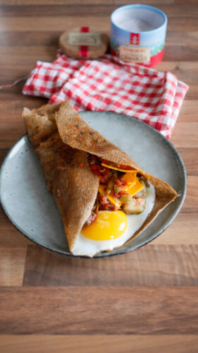 Galette bretonne avec œuf, légumes et fromage