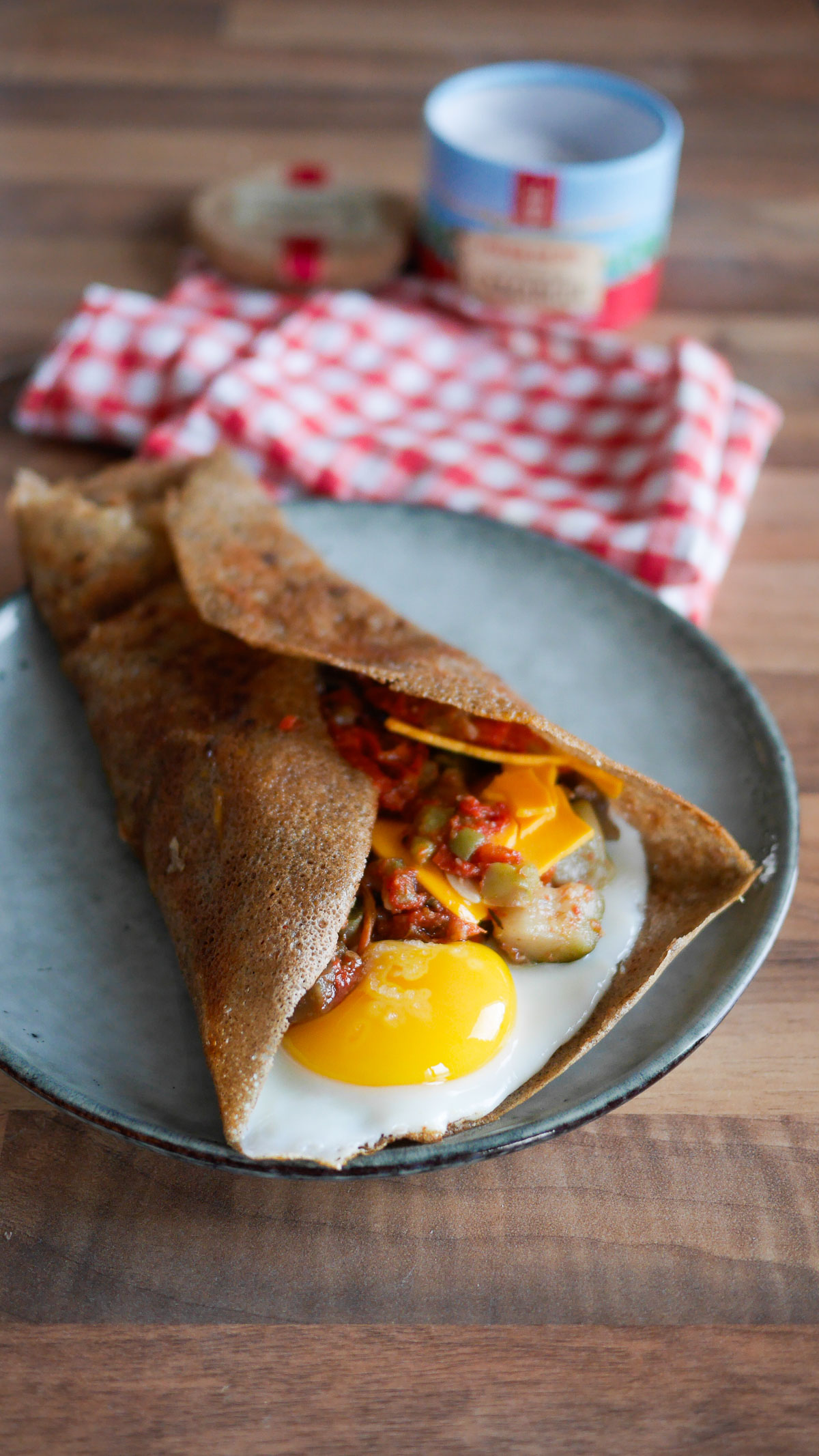 Galette bretonne garnie avec œuf, légumes et fromage.