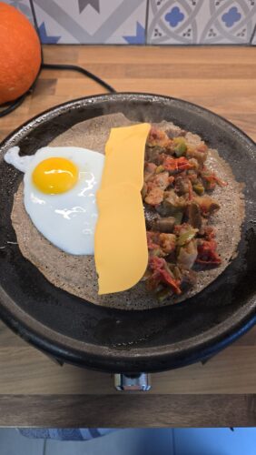 Galette sarrasin complète: œuf, fromage, légumes.