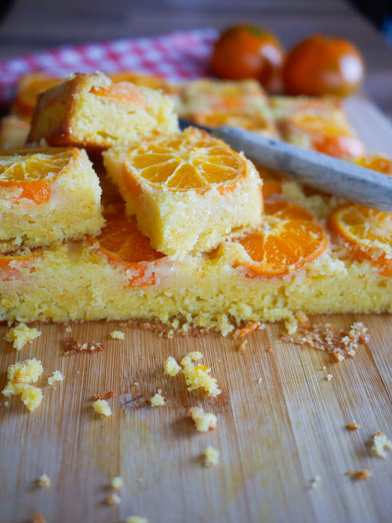 gâteau mandarine hyper moelleux coupé en morceaux