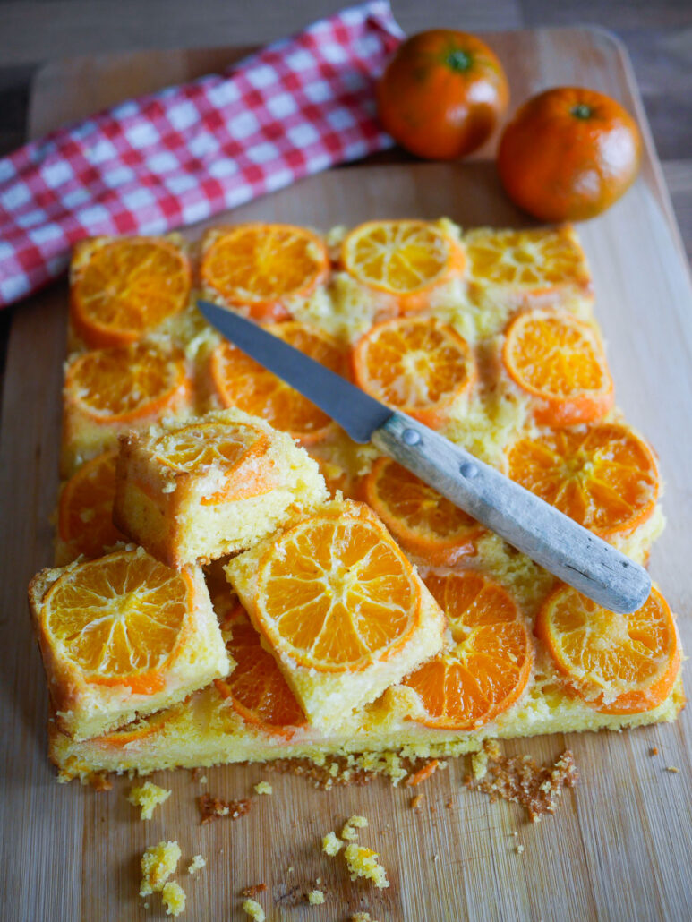 gâteau mandarine avec des tranches de mandarine
