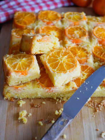 Gâteau aux mandarines, coupé, sur planche à découper
