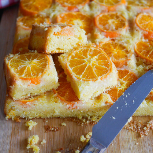 Gâteau aux mandarines, coupé, sur planche à découper