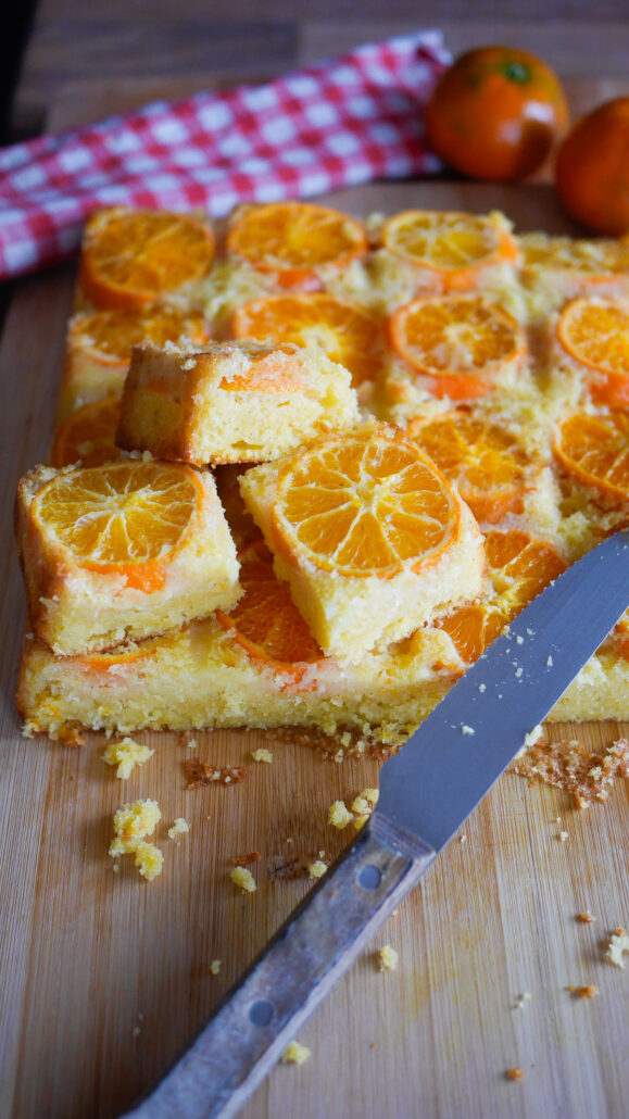 gâteau à la mandarine cuit dans un moule de 20 portions carrées