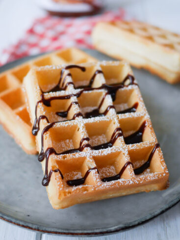 Gaufres avec chocolat et sucre glace