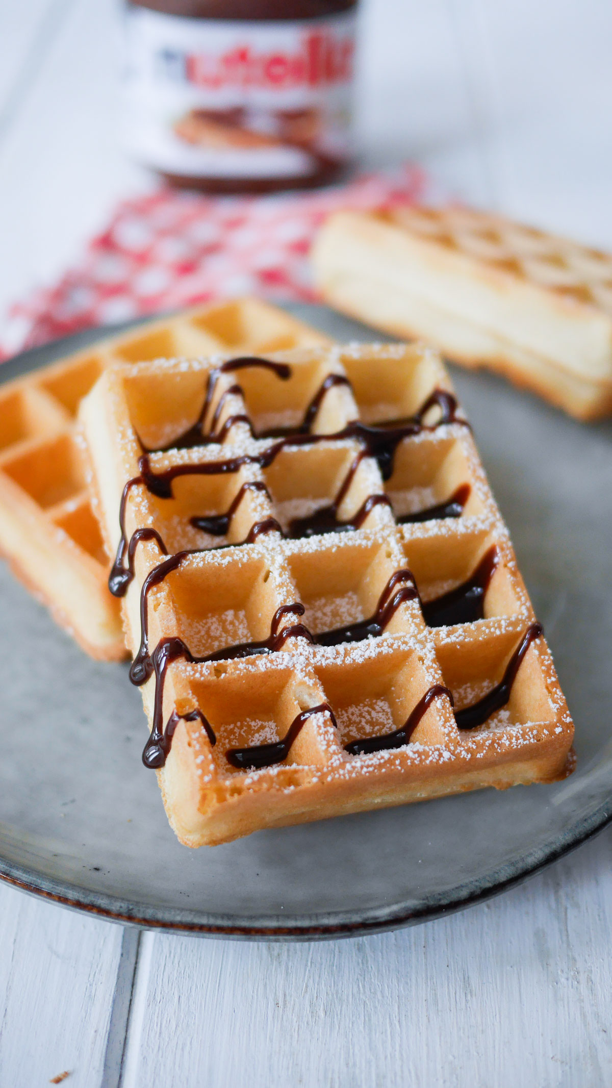 Gaufres avec chocolat et sucre glace