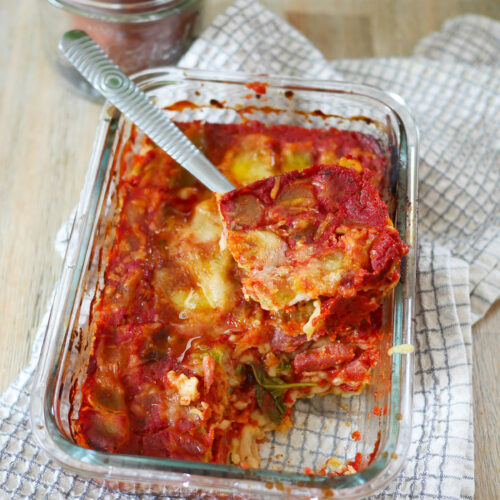 Lasagnes maison, basilic frais, prêt à déguster.