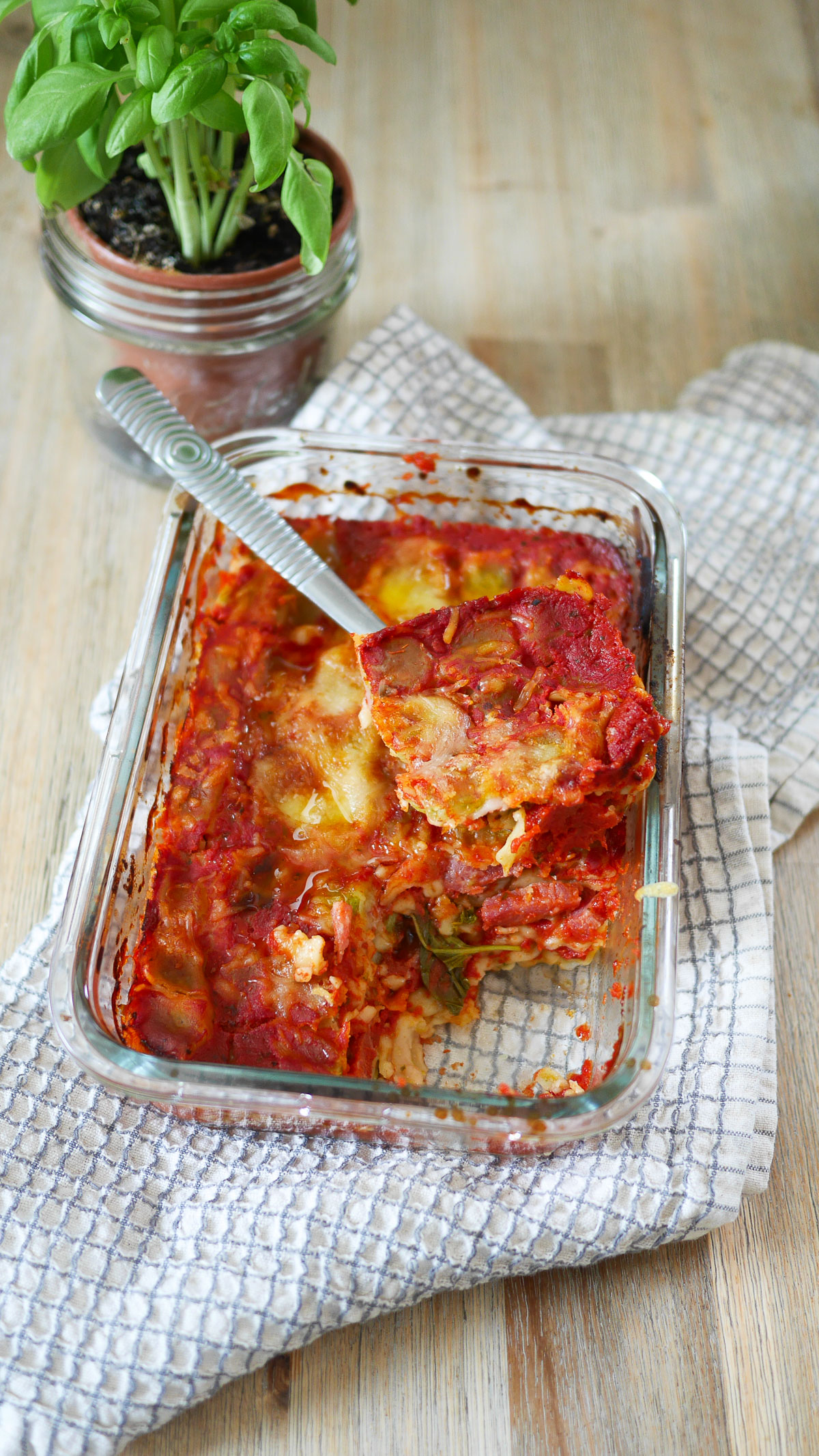 Lasagnes maison, basilic frais, prêt à déguster.