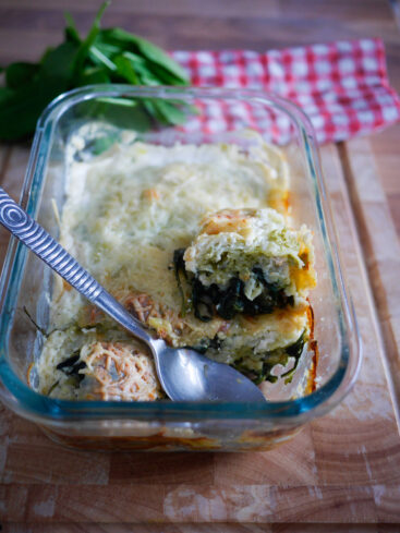 Gratin d'épinards crémeux dans un plat en verre.