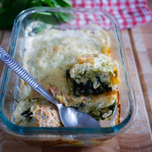 Gratin d'épinards crémeux dans un plat en verre.