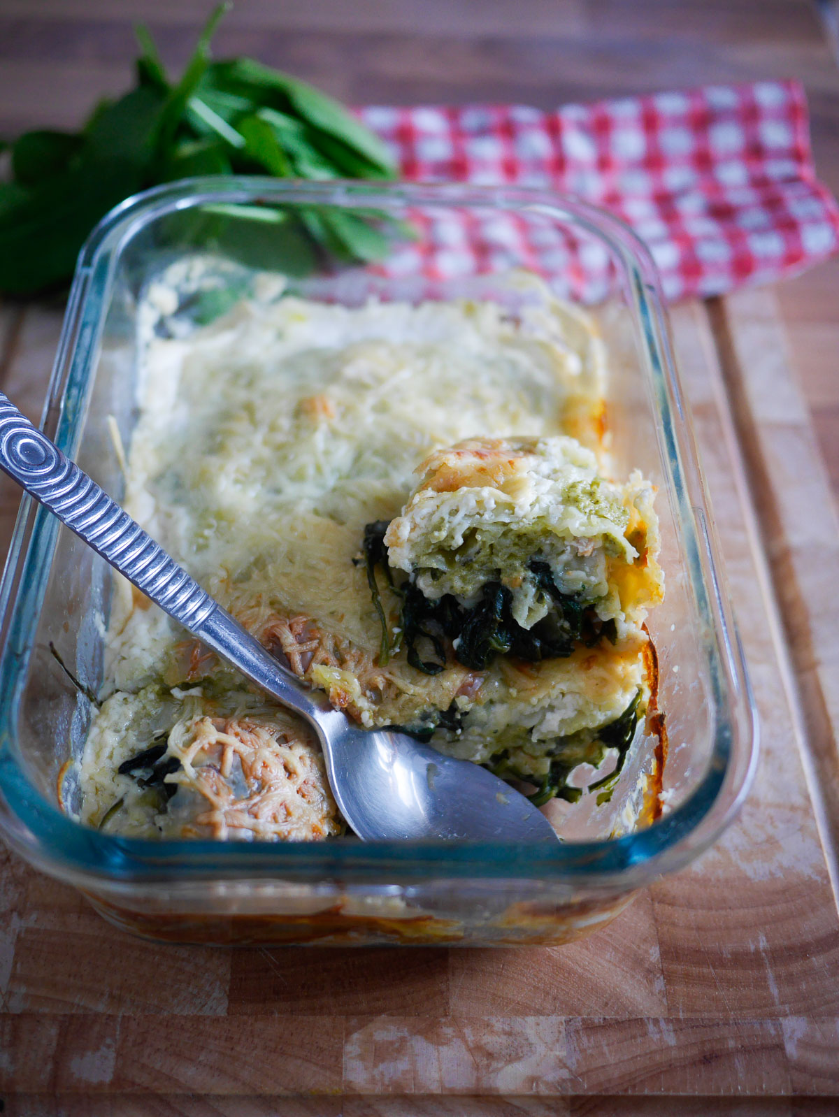 Gratin d'épinards crémeux dans un plat en verre.