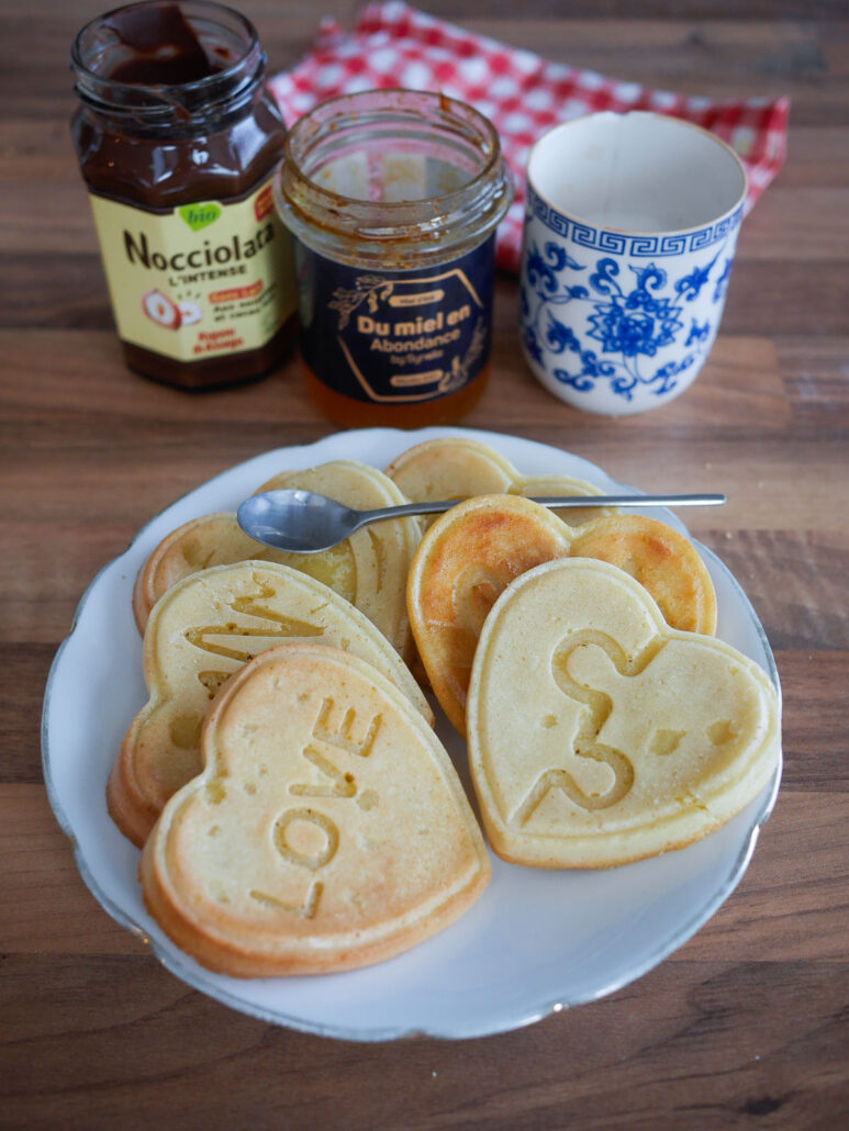 pancakes au four servis dans une assiette